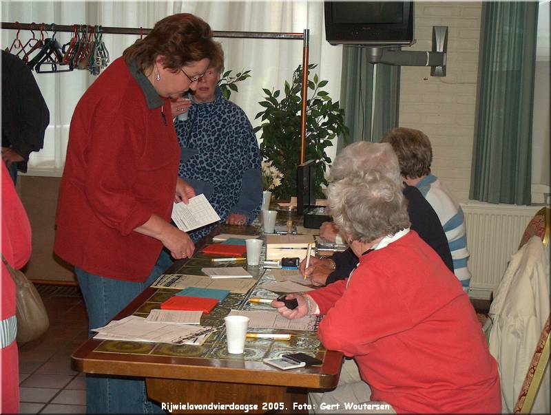 HPIM7575.JPG  Rijwielavondvierdaagse 2005