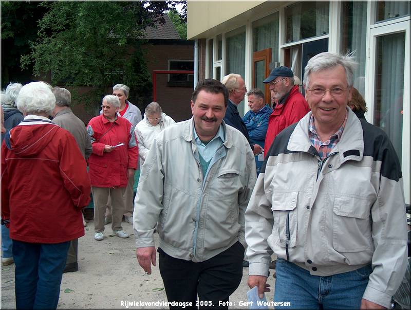 HPIM7578.JPG  Rijwielavondvierdaagse 2005