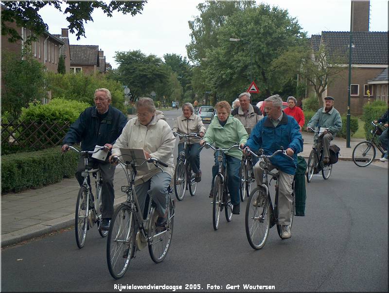 HPIM7587.JPG  Rijwielavondvierdaagse 2005