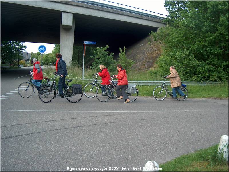 HPIM7595.JPG  Rijwielavondvierdaagse 2005