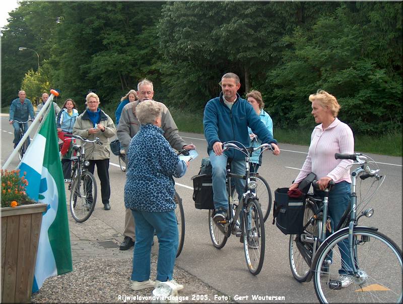 HPIM7609.JPG  Rijwielavondvierdaagse 2005