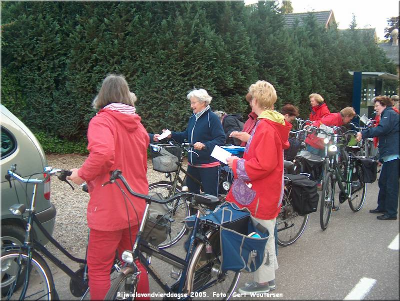 HPIM7645.JPG  Rijwielavondvierdaagse 2005