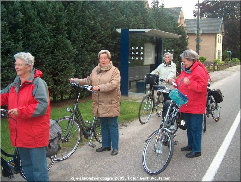 HPIM7647.JPG  Rijwielavondvierdaagse 2005