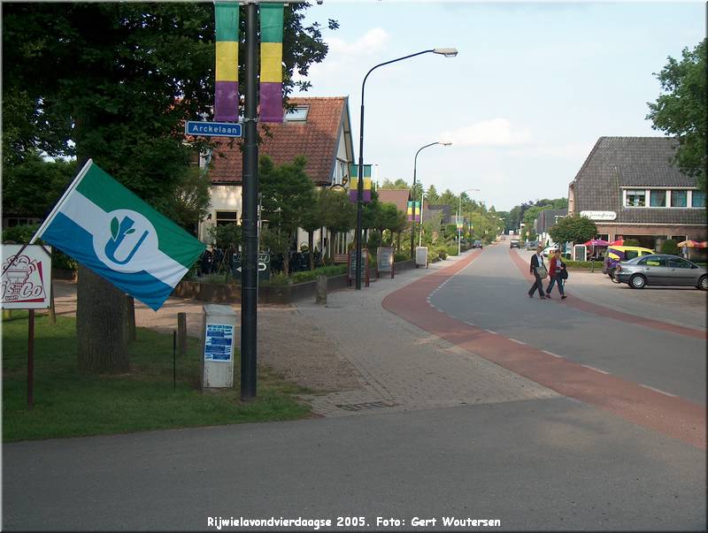 HPIM7658.JPG  Rijwielavondvierdaagse 2005