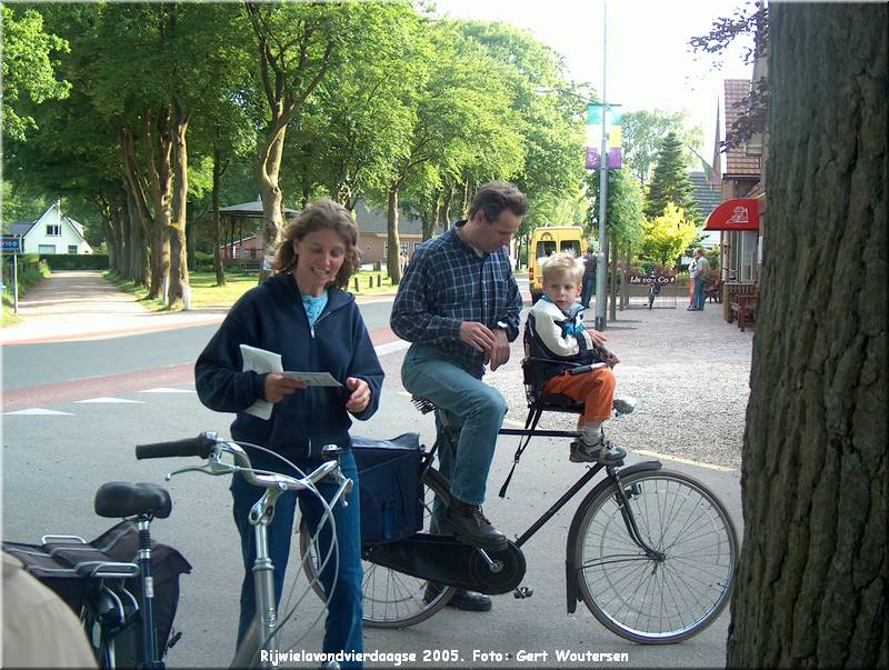 HPIM7663.JPG  Rijwielavondvierdaagse 2005