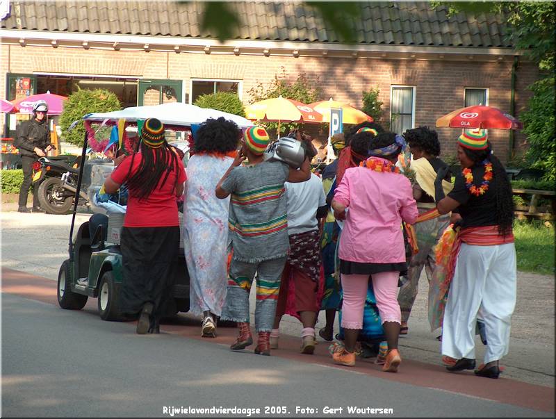 HPIM7667.JPG  Rijwielavondvierdaagse 2005