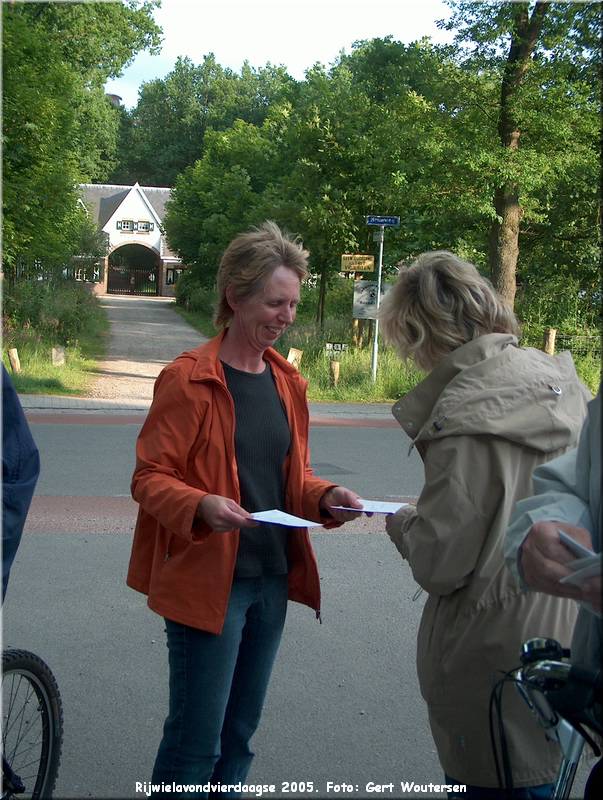 HPIM7670.JPG  Rijwielavondvierdaagse 2005