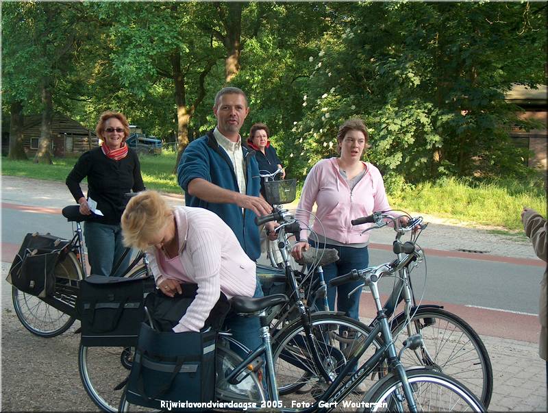 HPIM7675.JPG  Rijwielavondvierdaagse 2005