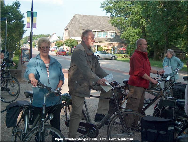 HPIM7676.JPG  Rijwielavondvierdaagse 2005