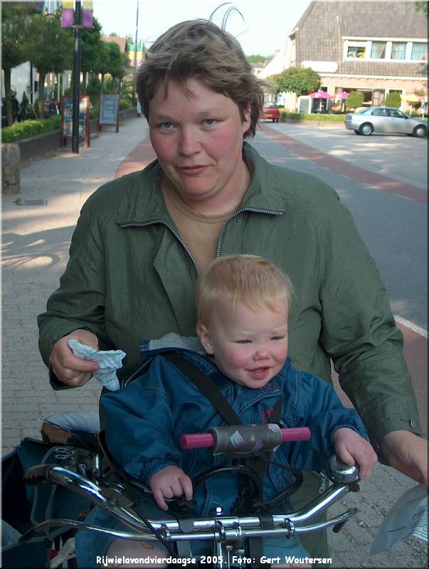 HPIM7679.JPG  Rijwielavondvierdaagse 2005