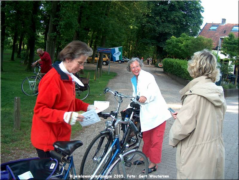 HPIM7680.JPG  Rijwielavondvierdaagse 2005