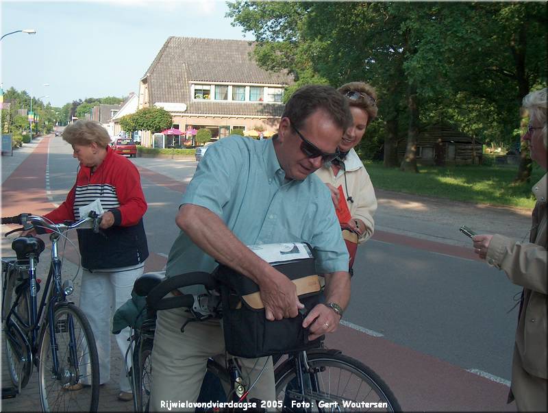 HPIM7681.JPG  Rijwielavondvierdaagse 2005