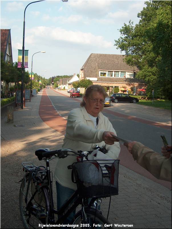 HPIM7686.JPG  Rijwielavondvierdaagse 2005