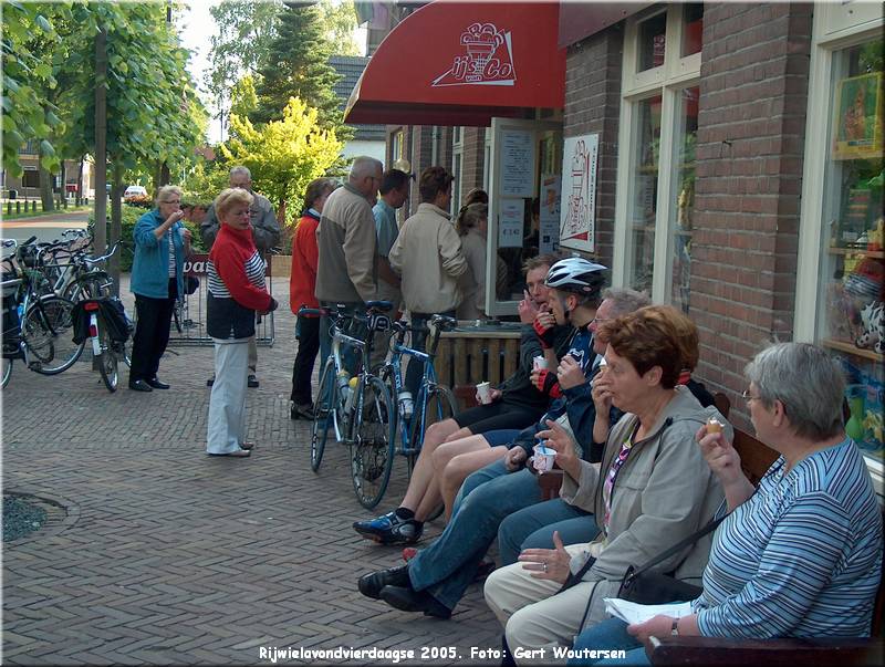 HPIM7687.JPG  Rijwielavondvierdaagse 2005