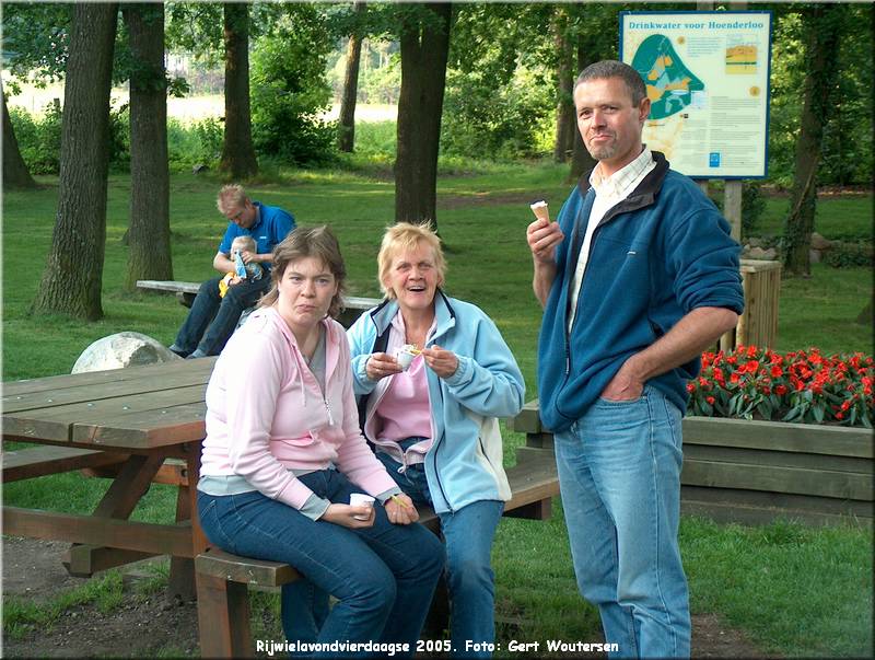 HPIM7689.JPG  Rijwielavondvierdaagse 2005