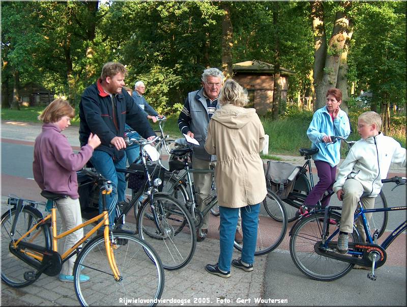 HPIM7690.JPG  Rijwielavondvierdaagse 2005