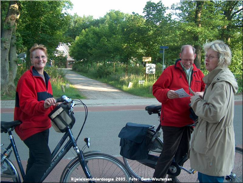 HPIM7692.JPG  Rijwielavondvierdaagse 2005