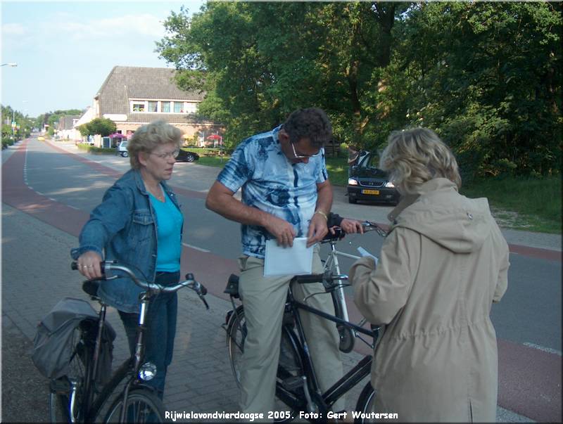 HPIM7693.JPG  Rijwielavondvierdaagse 2005