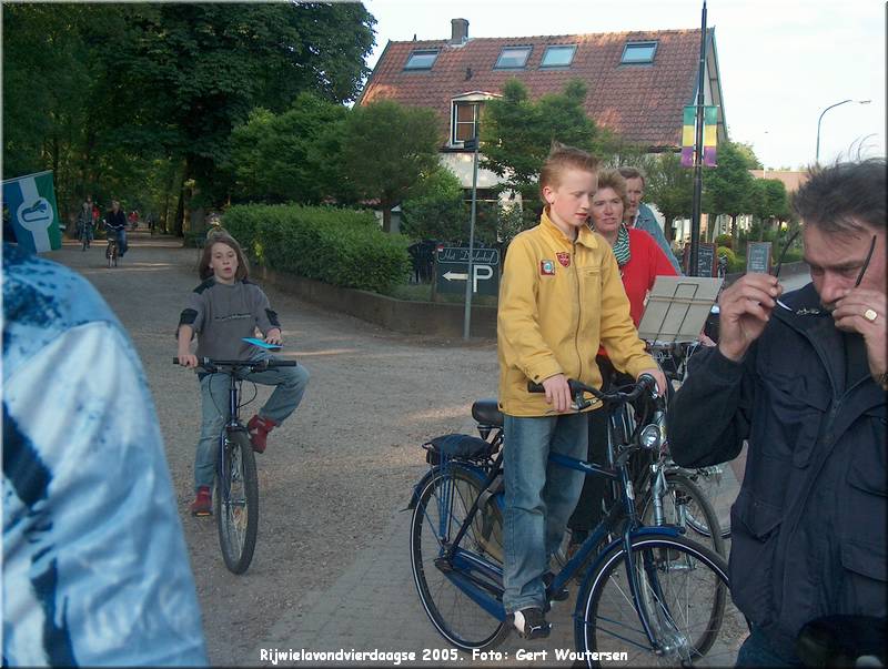 HPIM7694.JPG  Rijwielavondvierdaagse 2005