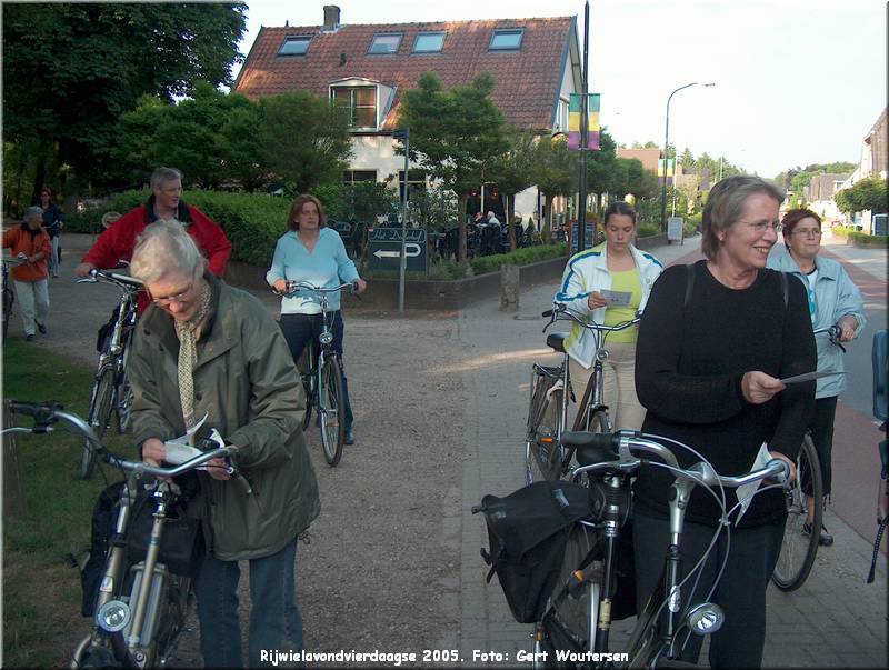 HPIM7695.JPG  Rijwielavondvierdaagse 2005