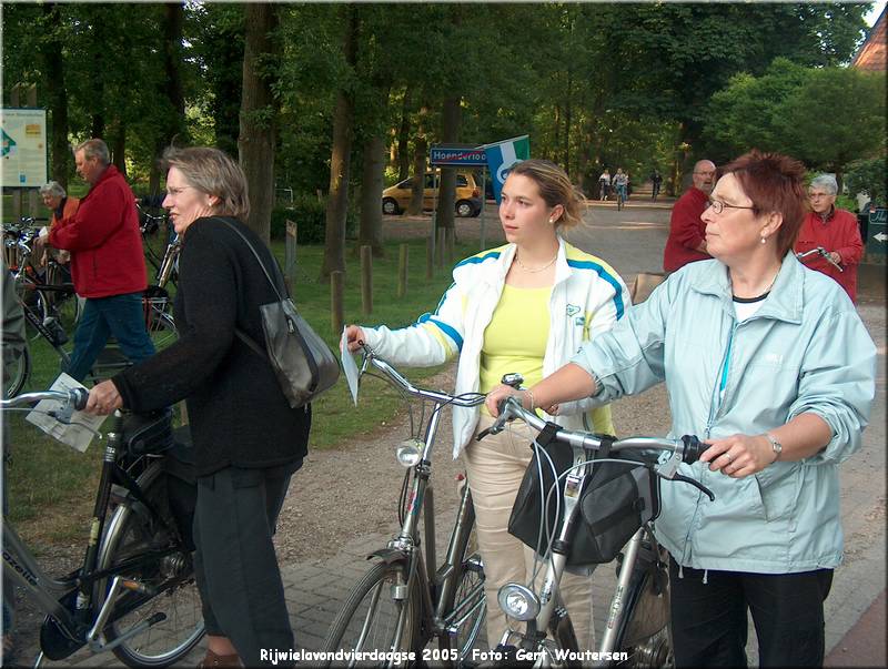 HPIM7696.JPG  Rijwielavondvierdaagse 2005