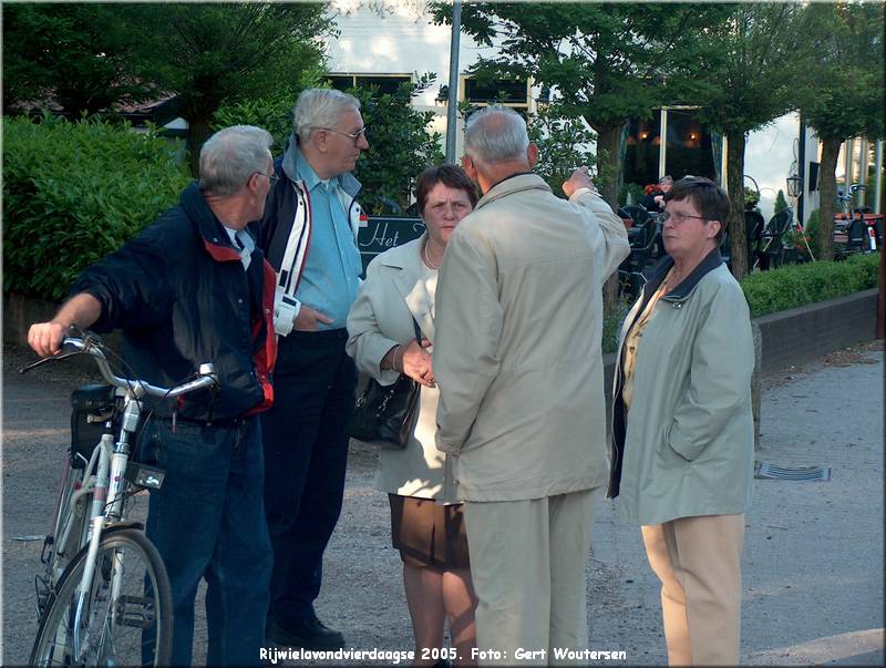 HPIM7697.JPG  Rijwielavondvierdaagse 2005