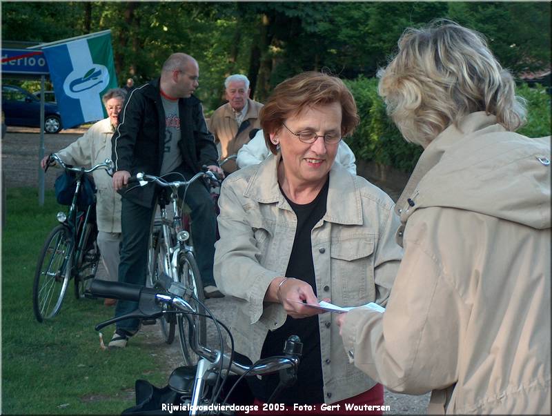 HPIM7699.JPG  Rijwielavondvierdaagse 2005