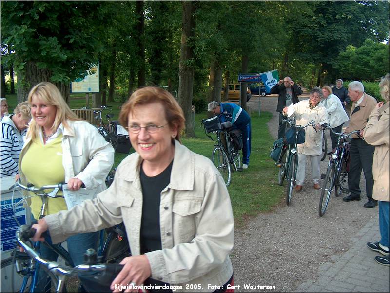 HPIM7700.JPG  Rijwielavondvierdaagse 2005