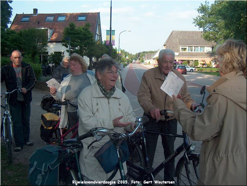 HPIM7701.JPG  Rijwielavondvierdaagse 2005