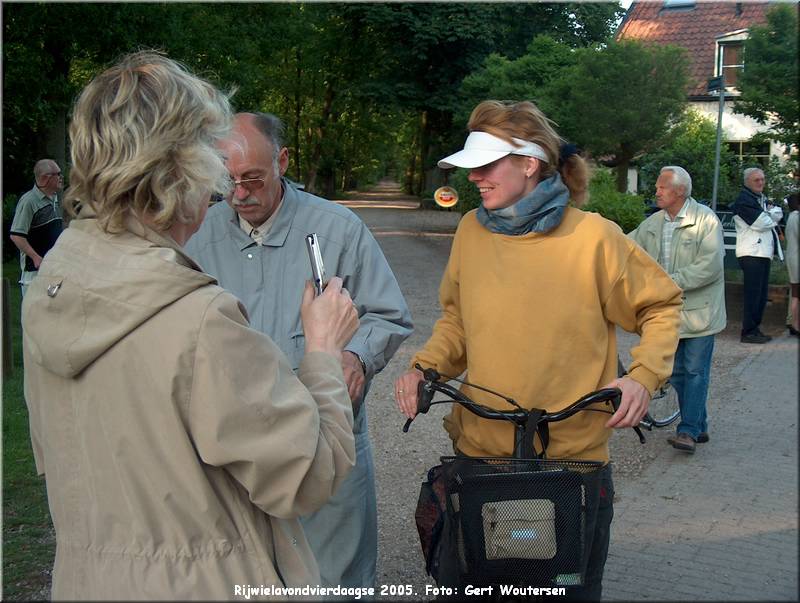 HPIM7712.JPG  Rijwielavondvierdaagse 2005