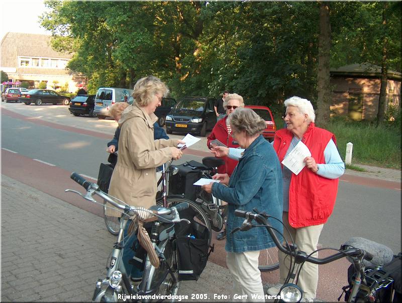 HPIM7716.JPG  Rijwielavondvierdaagse 2005