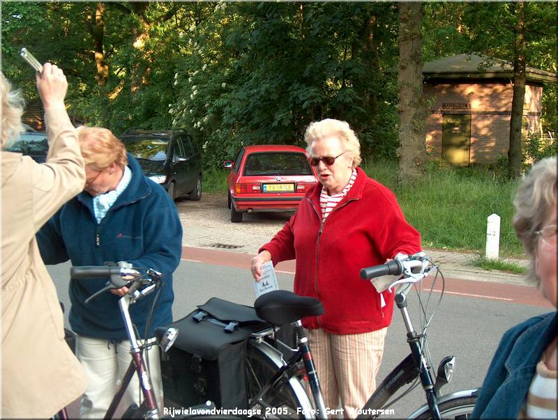 HPIM7717.JPG  Rijwielavondvierdaagse 2005