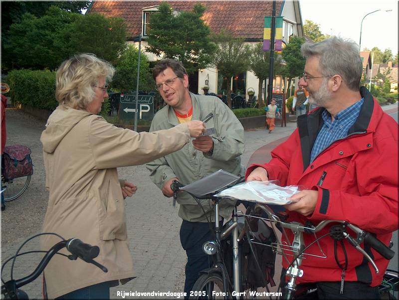 HPIM7719.JPG  Rijwielavondvierdaagse 2005