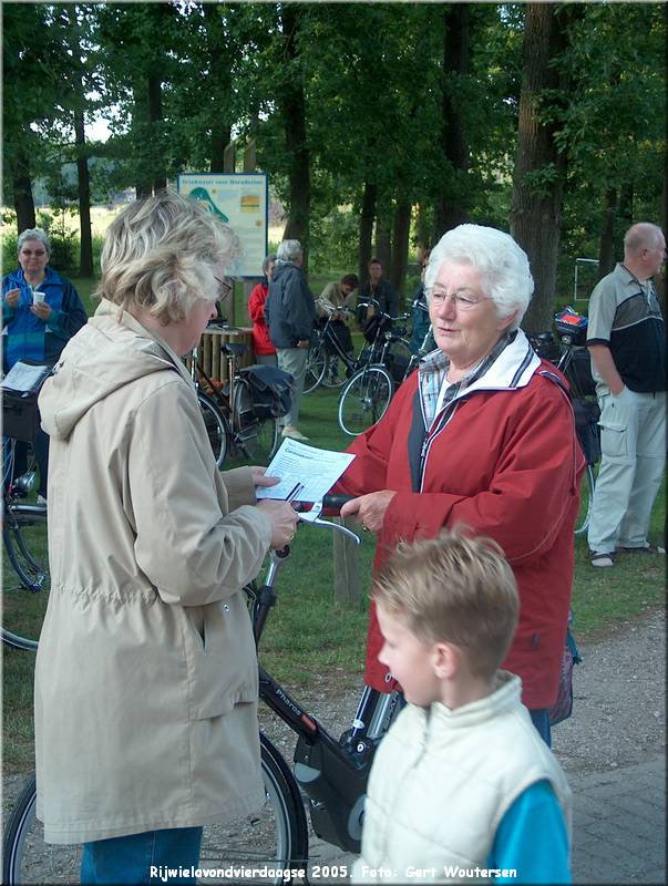 HPIM7720.JPG  Rijwielavondvierdaagse 2005