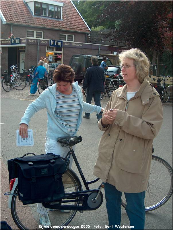 HPIM7722.JPG  Rijwielavondvierdaagse 2005