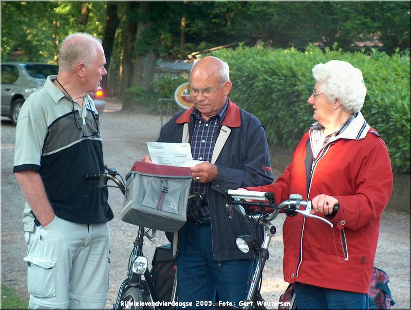 HPIM7726.JPG  Rijwielavondvierdaagse 2005