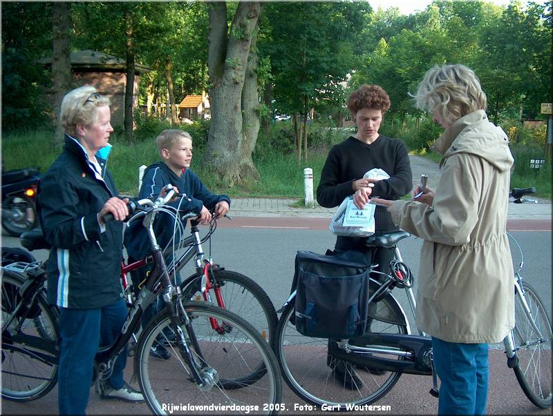 HPIM7728.JPG  Rijwielavondvierdaagse 2005