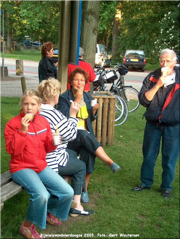 HPIM7729.JPG  Rijwielavondvierdaagse 2005