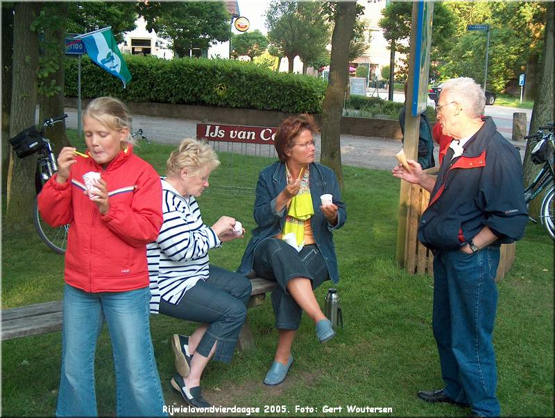 HPIM7731.JPG  Rijwielavondvierdaagse 2005