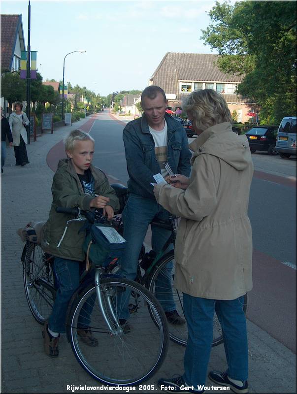 HPIM7732.JPG  Rijwielavondvierdaagse 2005