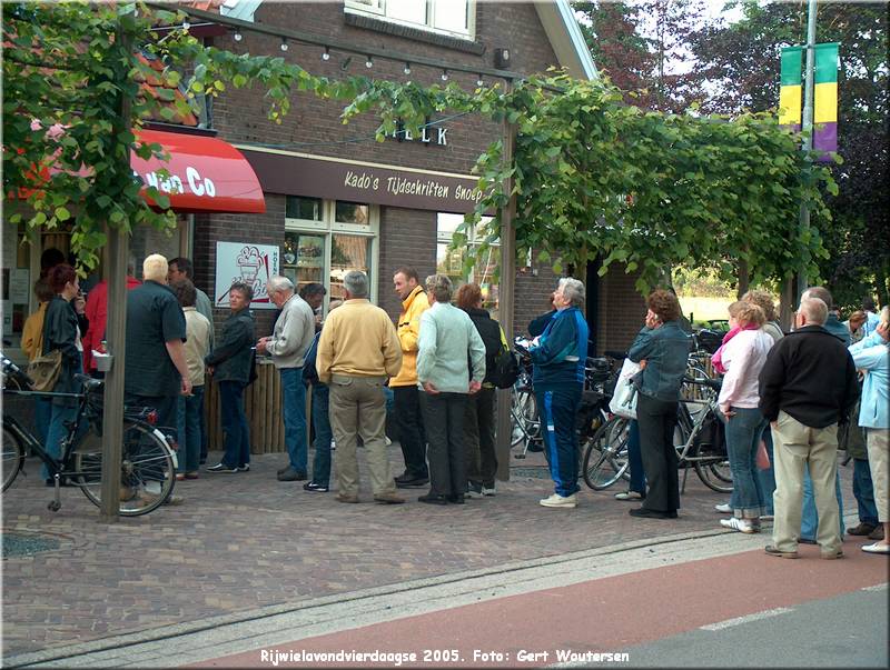 HPIM7734.JPG  Rijwielavondvierdaagse 2005