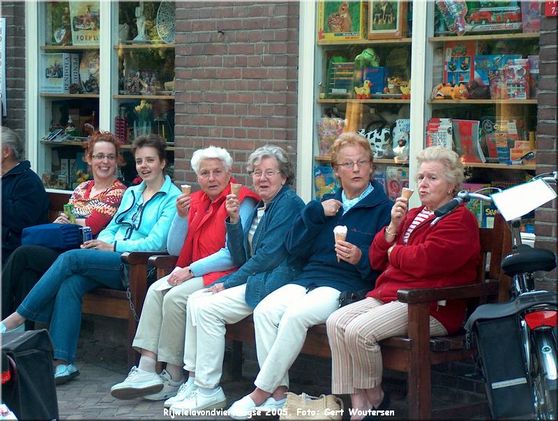 HPIM7735.JPG  Rijwielavondvierdaagse 2005