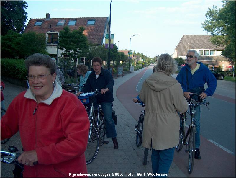 HPIM7736.JPG  Rijwielavondvierdaagse 2005