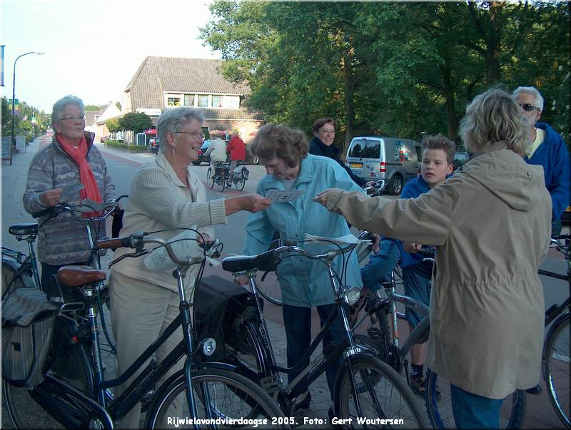 HPIM7737.JPG  Rijwielavondvierdaagse 2005