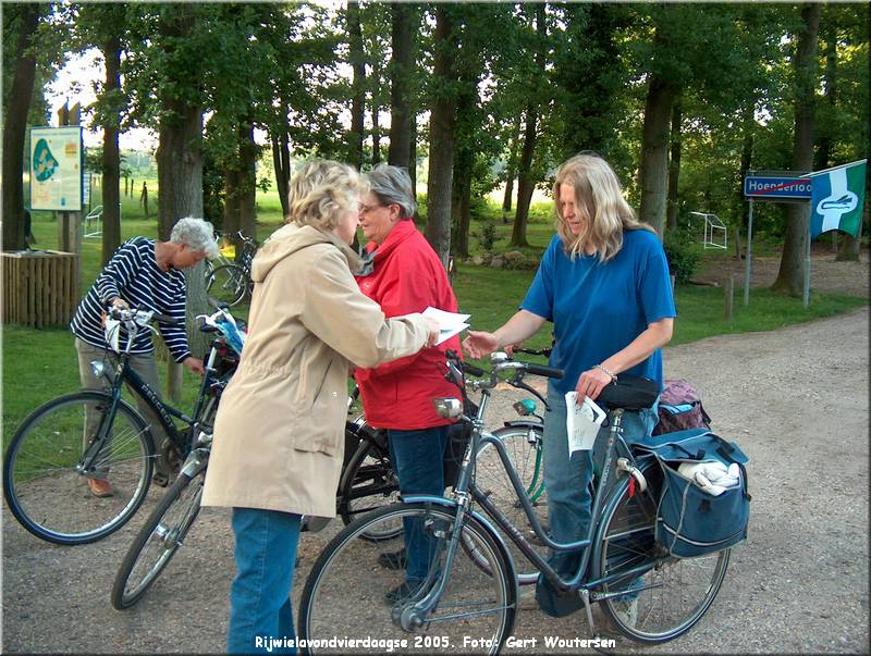 HPIM7740.JPG  Rijwielavondvierdaagse 2005