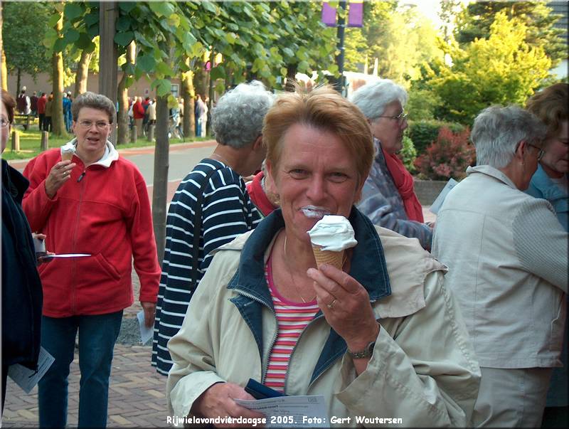 HPIM7742.JPG  Rijwielavondvierdaagse 2005