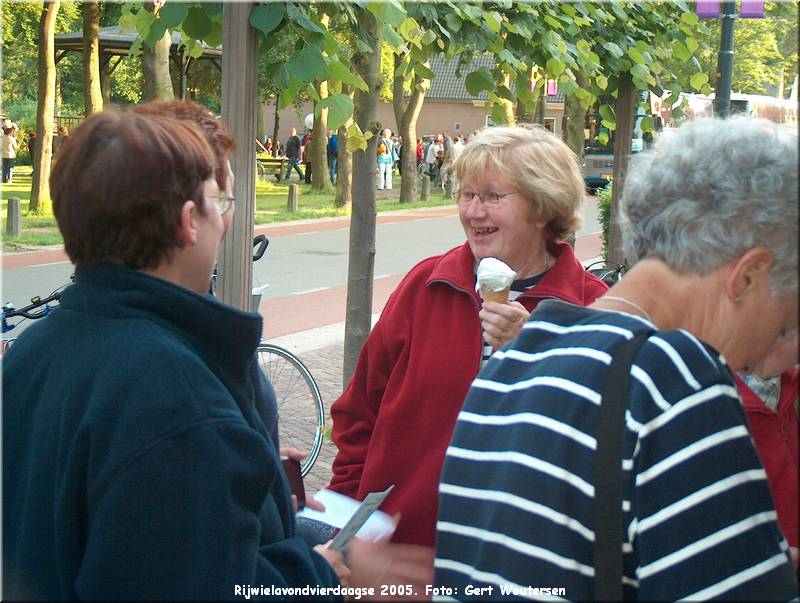 HPIM7743.JPG  Rijwielavondvierdaagse 2005