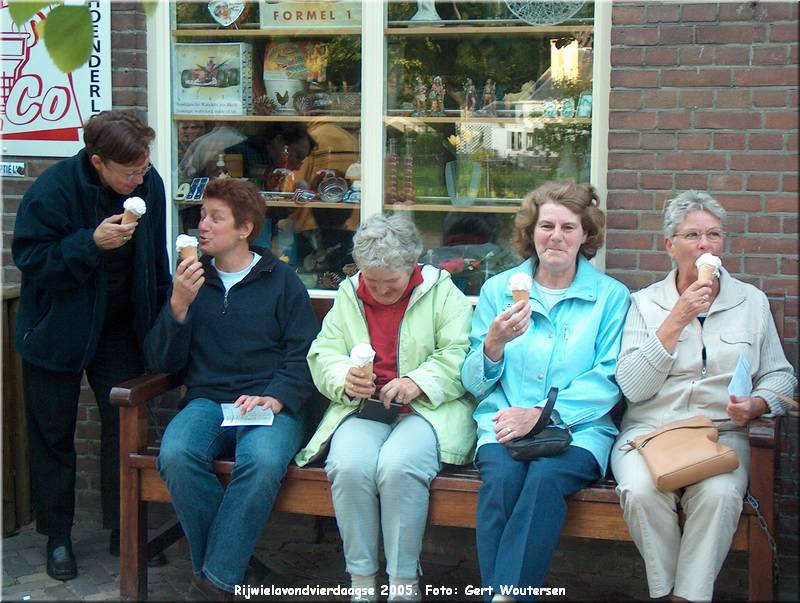 HPIM7746.JPG  Rijwielavondvierdaagse 2005