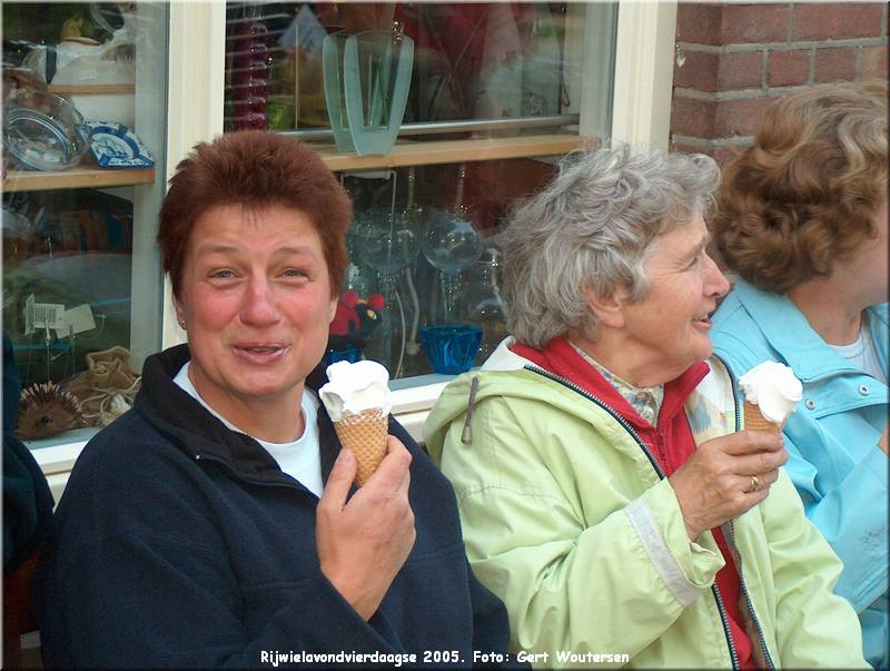 HPIM7747.JPG  Rijwielavondvierdaagse 2005