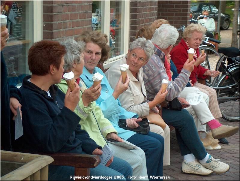 HPIM7748.JPG  Rijwielavondvierdaagse 2005